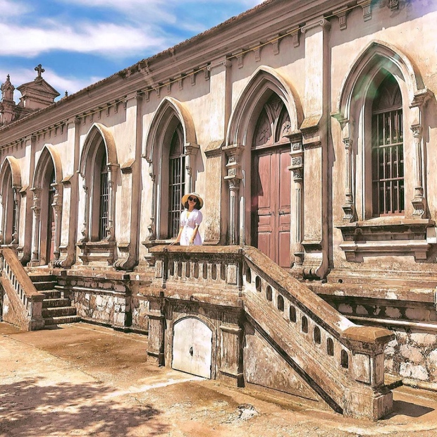 Kiến trúc đồ sộ cổ kính của nhà thờ Sở Kiện như đưa du khách lạc về quá khứ - Ảnh 8.