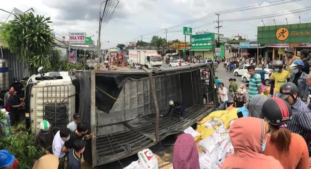 Xe tải lật đè chết cô gái 22 tuổi ở Đồng Nai - Ảnh 1.