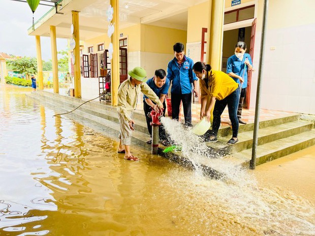 Xúc động cảnh giáo viên lội bùn hối hả dọn trường sau lũ - Ảnh 8.