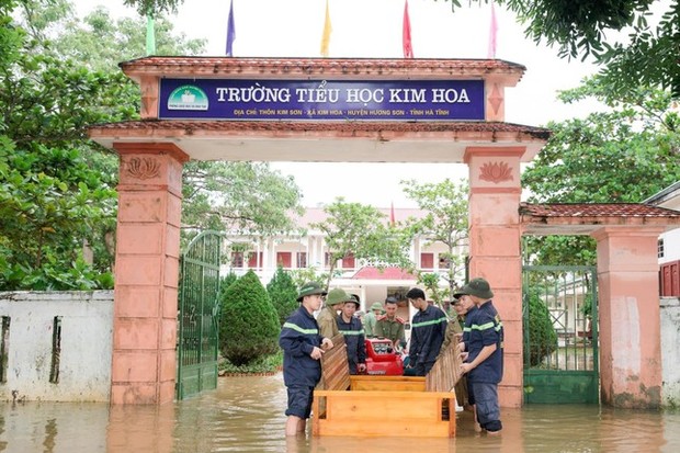 Xúc động cảnh giáo viên lội bùn hối hả dọn trường sau lũ - Ảnh 1.