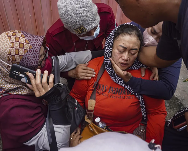 Vụ giẫm đạp ở sân vận động Indonesia: Những câu chuyện thương tâm về các nạn nhân - Ảnh 2.