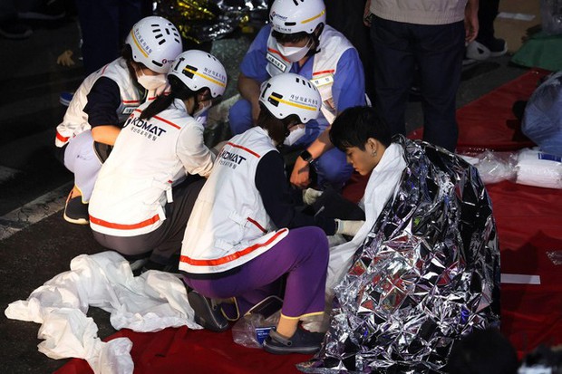 Giẫm đạp kinh hoàng ở Seoul: Số người chết lên đến 120, Tổng thống Yoon họp khẩn - Ảnh 4.