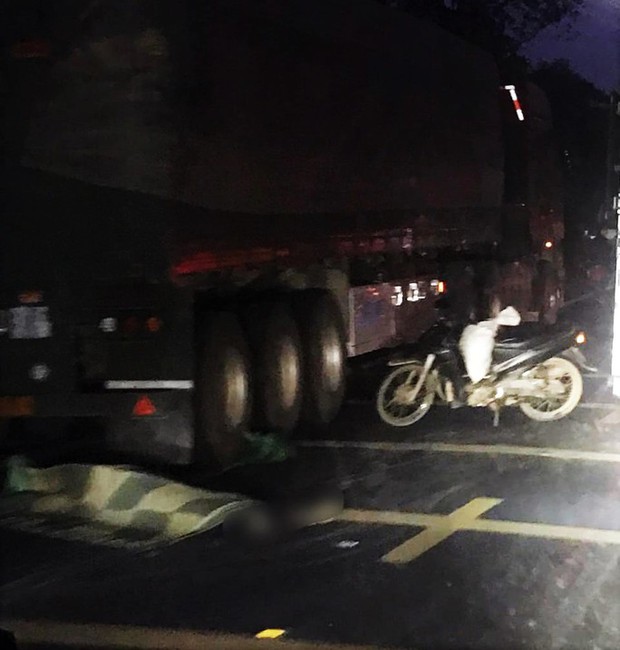 Va chạm với xe đầu kéo, 2 anh em ruột thương vong - Ảnh 1.