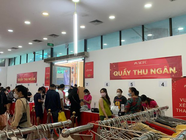 Hội chợ hàng hiệu tại Hà Nội có gì: Giày NIKE chính hãng giảm còn 699k, quần áo Mango từ 200k là sắm được - Ảnh 14.