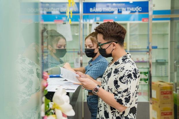 Vợ chồng Đỗ Duy Nam tạm biệt kính cận chỉ sau 10 phút nhờ phương pháp này - Ảnh 2.
