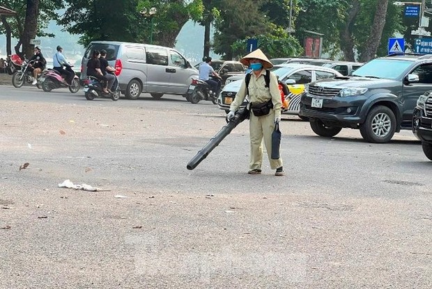 Chuyện lạ ở Hà Nội: Nhân viên vệ sinh thổi bụi, rác mù trời - Ảnh 7.