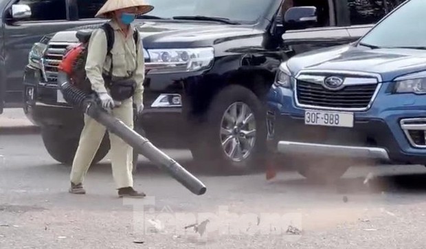 Chuyện lạ ở Hà Nội: Nhân viên vệ sinh thổi bụi, rác mù trời - Ảnh 6.