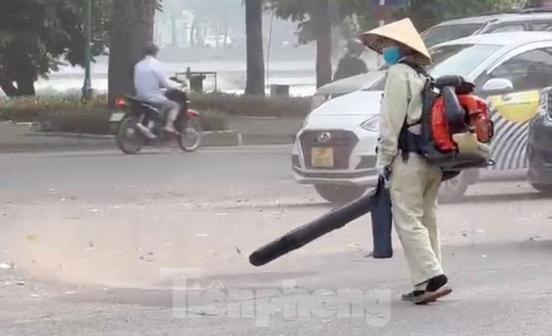 Chuyện lạ ở Hà Nội: Nhân viên vệ sinh thổi bụi, rác mù trời - Ảnh 4.