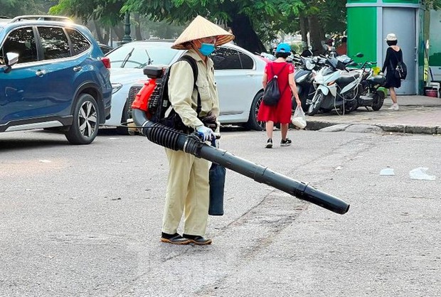 Chuyện lạ ở Hà Nội: Nhân viên vệ sinh thổi bụi, rác mù trời - Ảnh 2.