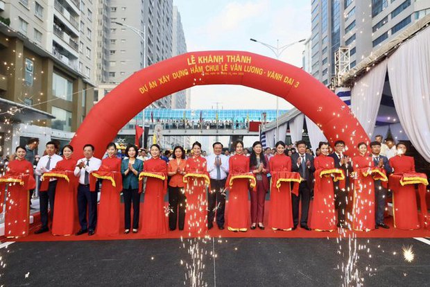 Hầm chui Lê Văn Lương gần 700 tỷ chính thức thông xe trong sáng nay - Ảnh 1.