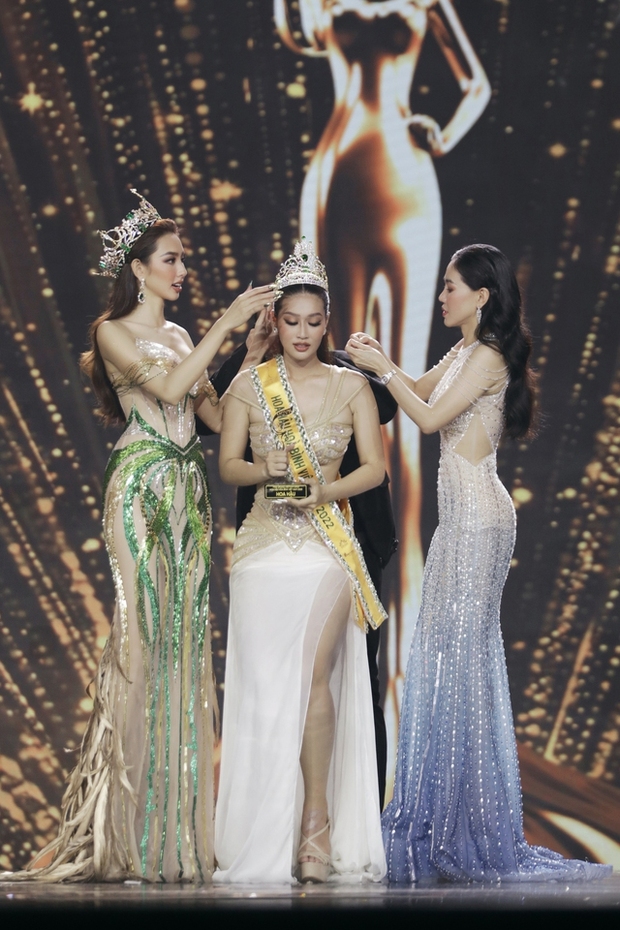 1 tháng của Miss Grand Vietnam 2022: Những đêm thi mãn nhãn và khoảnh khắc đăng quang gây bão - Ảnh 17.