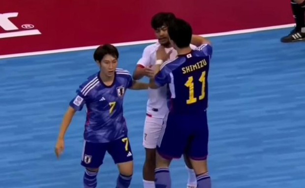 Tuyển thủ futsal Indonesia bị chỉ trích nặng nề vì chơi fair-play trước Nhật Bản - Ảnh 2.