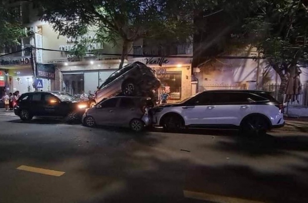Ô tô chồng lên nhau sau cú tông liên hoàn ở Nha Trang: Công an truy tìm tài xế - Ảnh 1.