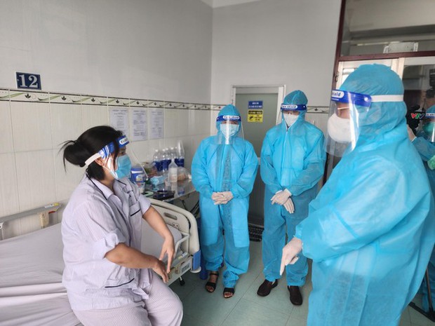 Vào thăm ca bệnh đậu mùa khỉ đầu tiên tại Việt Nam - Ảnh 2.