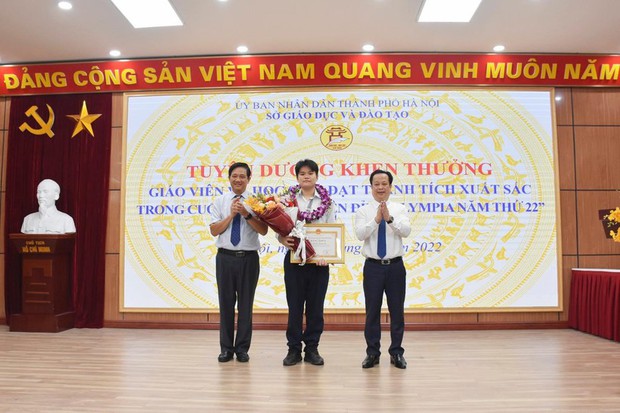 Chủ tịch Hà Nội tặng bằng khen á quân Đường lên đỉnh Olympia Vũ Nguyên Sơn - Ảnh 1.