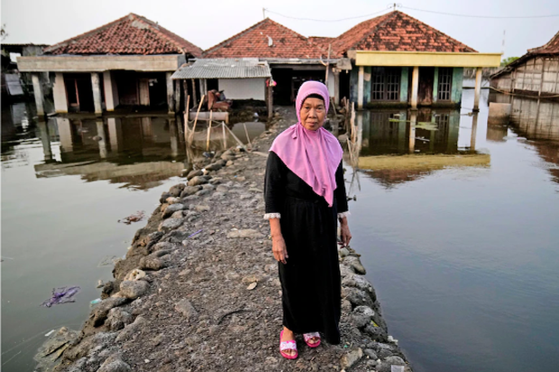 Những ngôi làng đang chìm dần vì nước biển dâng ở Indonesia - Ảnh 2.