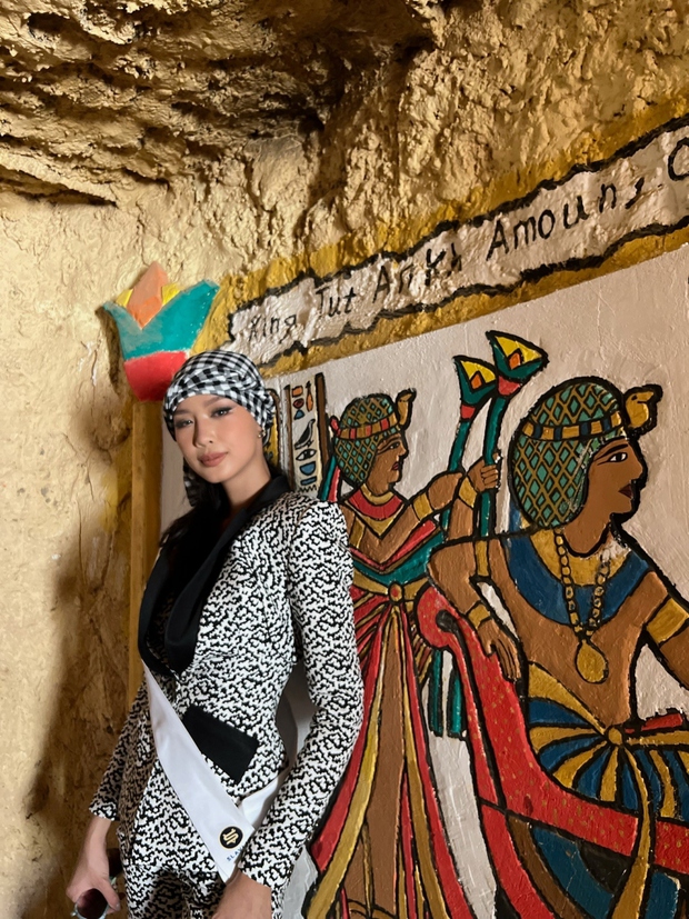 Á hậu Bảo Ngọc đội khăn rằn đến thăm Kim tự tháp Ai Cập - Ảnh 1.