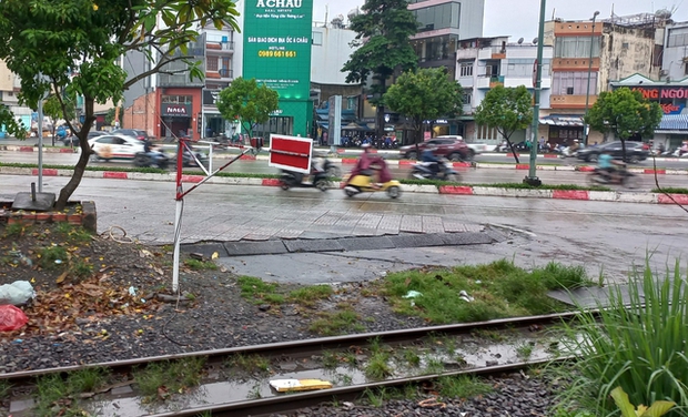 TP.HCM: Tàu hoả đi qua đường Phạm Văn Đồng nhưng gác chắn chưa hạ, nhiều người thoát nạn - Ảnh 2.