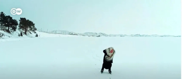 Người phụ nữ cô đơn nhất thế giới: Biến hồ băng lạnh giá thành sân khấu - Ảnh 3.