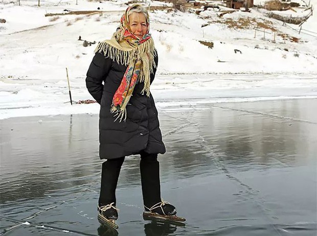 Người phụ nữ cô đơn nhất thế giới: Biến hồ băng lạnh giá thành sân khấu - Ảnh 1.