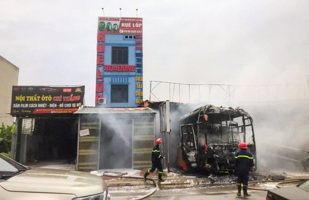 Khói bốc cao kèm nổ lớn tại đám cháy gara ô tô ở Bắc Giang - Ảnh 2.