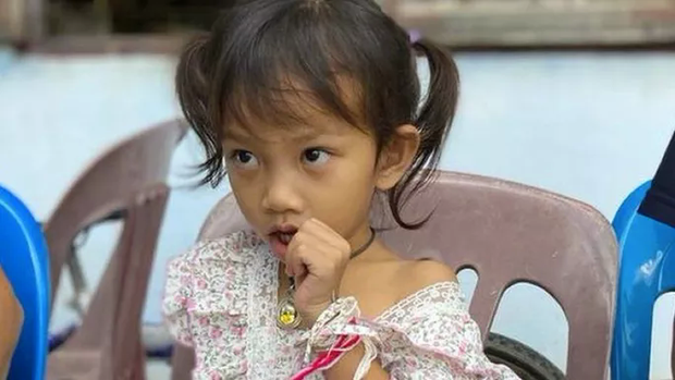 Nhờ ngủ say, bé gái sống sót thần kỳ trong vụ xả súng ở Thái Lan - Ảnh 2.