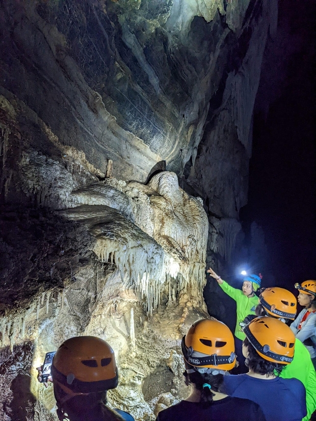 The girl set a record to go to Son Doong - the world's largest cave 120 times completely... for free - Photo 2.