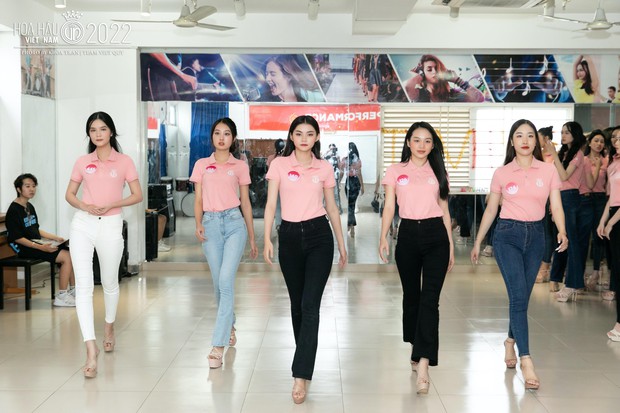 Dàn thí sinh hoa hậu việt nam 2022 luyện tập catwalk