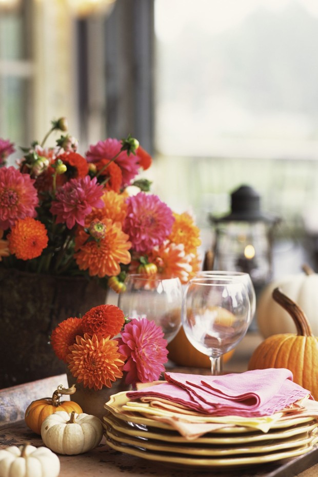 10 cách trang trí bàn ăn với hoa khiến mùa thu bừng sáng trong nhà của bạn - Ảnh 10.