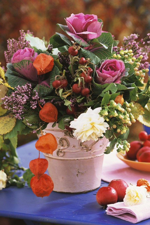 10 cách trang trí bàn ăn với hoa khiến mùa thu bừng sáng trong nhà của bạn - Ảnh 6.