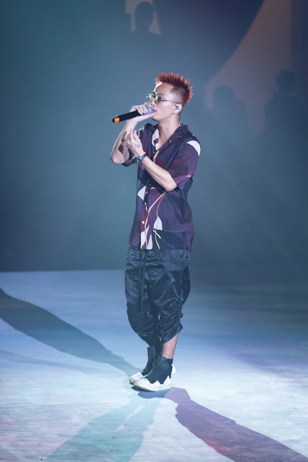 KOSMIK Live Concert: Binz gửi tặng bài hát cho 1 người đặc biệt, cả khán đài hô to tên Châu Bùi - Ảnh 37.