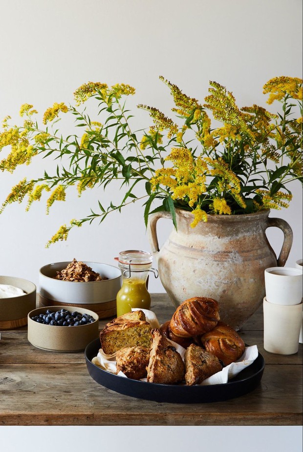 10 cách trang trí bàn ăn với hoa khiến mùa thu bừng sáng trong nhà của bạn - Ảnh 4.