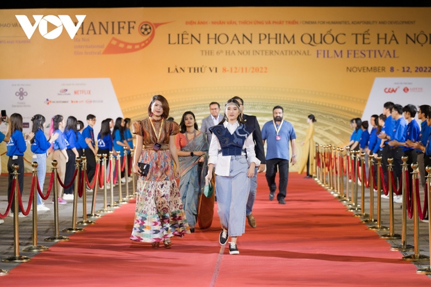 Dàn hoa hậu lộng lẫy trên thảm đỏ bế mạc Liên hoan phim quốc tế Hà Nội 2022 - Ảnh 13.