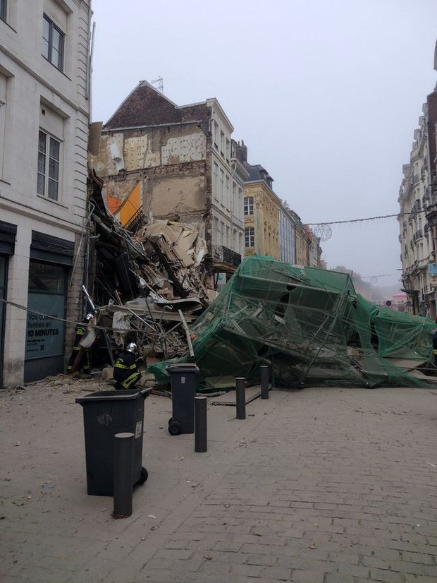 Tòa nhà đổ sập ở thành phố Lille của Pháp sau khi người dân sơ tán - Ảnh 4.