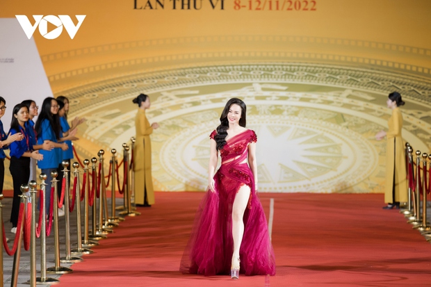 Dàn hoa hậu lộng lẫy trên thảm đỏ bế mạc Liên hoan phim quốc tế Hà Nội 2022 - Ảnh 7.