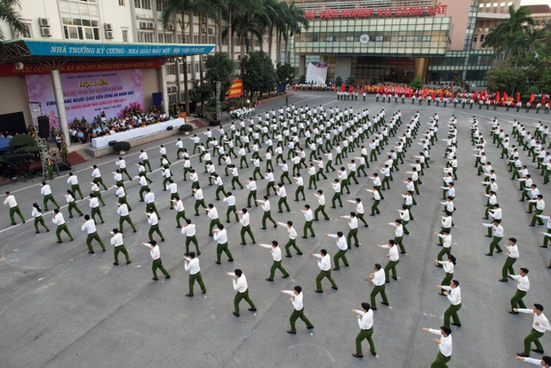 Chùm ảnh: Mãn nhãn trước màn đồng diễn võ thuật, trống hội và biểu diễn mô tô của hơn 1000 sinh viên Học viện cảnh sát - Ảnh 3.