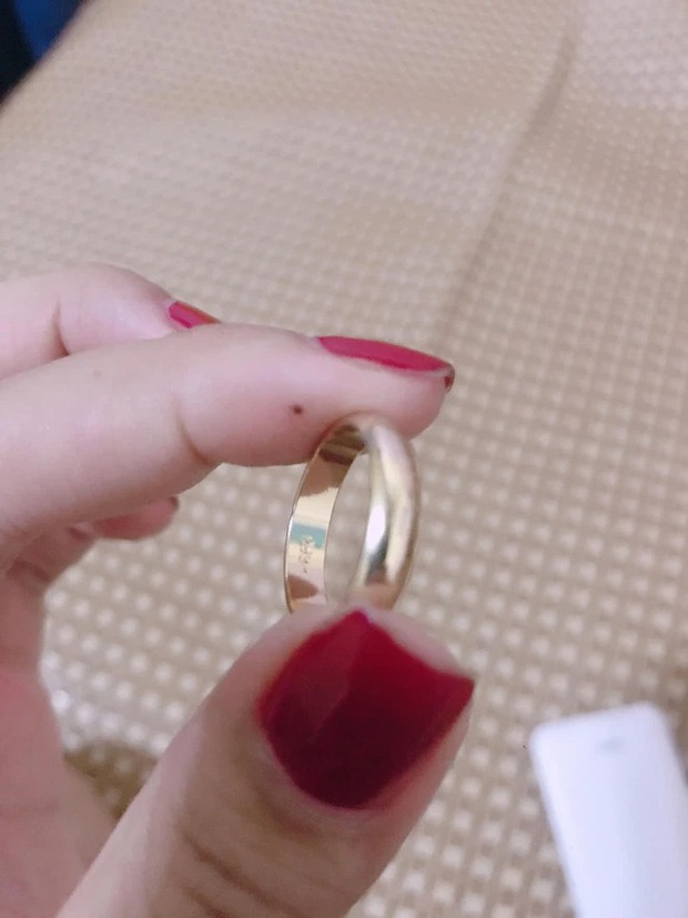 Cô dâu, chú rể tá hoả khi bạn thân mừng cưới bằng vàng giả - Ảnh 3. Cô dâu, chú rể tá hoả khi bạn thân mừng cưới bằng vàng giả - Ảnh 3.