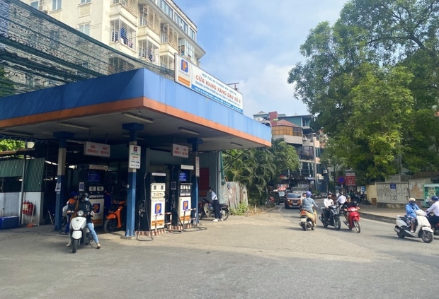 Không còn cảnh mòn mỏi xếp hàng dài chờ mua xăng dầu ở Hà Nội - Ảnh 2.