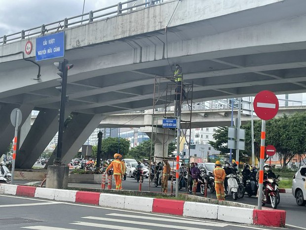 NÓNG: Cấm tất cả phương tiện lưu thông dưới dạ cầu vượt Nguyễn Hữu Cảnh - Ảnh 1.
