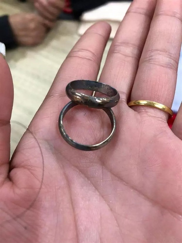 Cô dâu, chú rể tá hoả khi bạn thân mừng cưới bằng vàng giả - Ảnh 2. Cô dâu, chú rể tá hoả khi bạn thân mừng cưới bằng vàng giả - Ảnh 2.