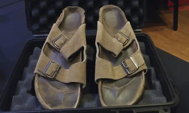 Apple CEO's old slippers sold for $200,000 - Photo 1.