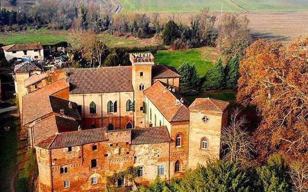 Ngạc nhiên cuộc sống cổ tích trong lâu đài 900 tuổi nước Ý: Có 45 phòng, gia đình mất 2 tiếng để gặp nhau - Ảnh 3.