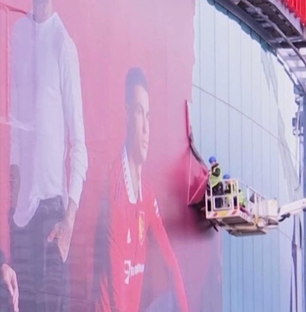 Ronaldo bị đồng đội cách ly, bị MU gỡ bỏ hình ảnh - Ảnh 3.