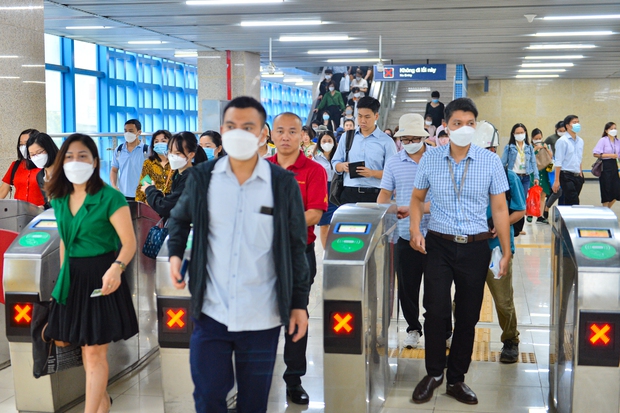 Người Hà Nội tránh cảnh tắc đường đi làm, tàu điện Cát Linh - Hà Đông chật kín người vào buổi sáng - Ảnh 11. Người Hà Nội tránh cảnh tắc đường đi làm, tàu điện Cát Linh - Hà Đông chật kín người vào buổi sáng - Ảnh 11.
