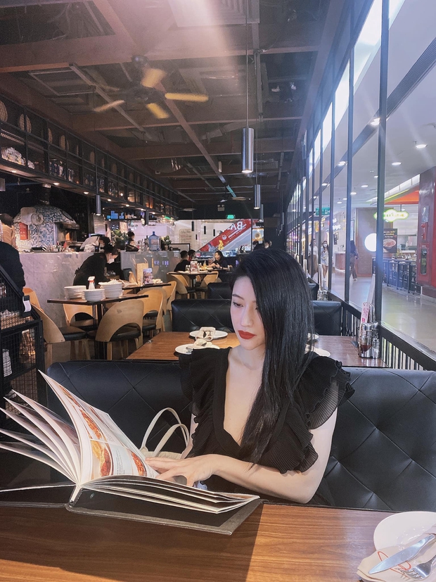 Nàng phù thủy 5S Online sau 9 năm: Nhan sắc khác lạ, nghỉ đóng phim hạnh phúc bên chồng con - Ảnh 4. Nàng phù thủy 5S Online sau 9 năm: Nhan sắc khác lạ, nghỉ đóng phim hạnh phúc bên chồng con - Ảnh 4.