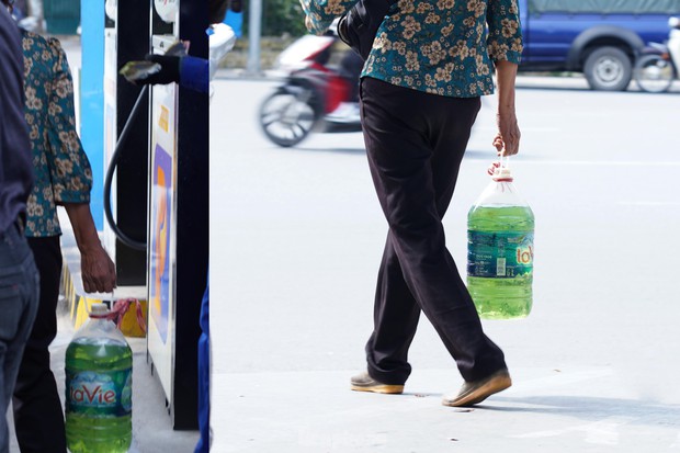 Hết cảnh rồng rắn xếp hàng, người Hà Nội chỉ mất 3 phút đổ đầy bình xăng - Ảnh 8. Hết cảnh rồng rắn xếp hàng, người Hà Nội chỉ mất 3 phút đổ đầy bình xăng - Ảnh 8.