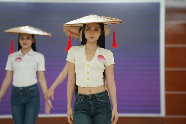 Thí sinh Hoa hậu Việt Nam học cách xử lý váy áo rườm rà - Ảnh 13.
