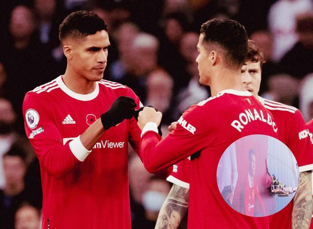 Ronaldo bị đồng đội cách ly, bị MU gỡ bỏ hình ảnh - Ảnh 1.