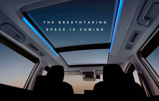 Toyota Innova 2023 khoe cửa sổ trời toàn cảnh như xe sang trước khi ra mắt tuần sau - Ảnh 1.