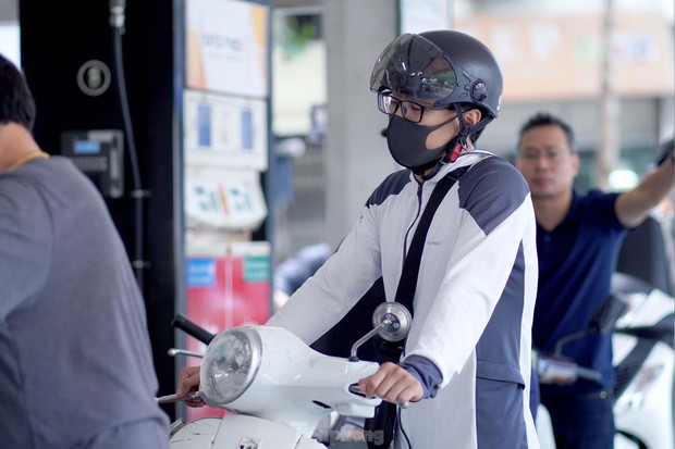 Hết cảnh rồng rắn xếp hàng, người Hà Nội chỉ mất 3 phút đổ đầy bình xăng - Ảnh 6. Hết cảnh rồng rắn xếp hàng, người Hà Nội chỉ mất 3 phút đổ đầy bình xăng - Ảnh 6.